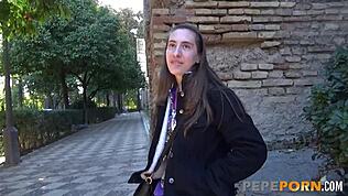 18-årig latina-nybörjare töjer fittan med stor kuk