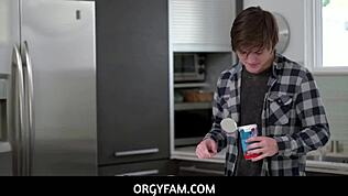 יו, תראה חורגת פני ברבר עוזרת לטיילר קרוז עם זיין בצק גולמי! 😜