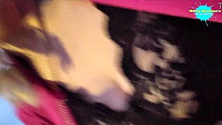 Vi a esa MILF mostrando sus tetas grandes en público, ¡qué caliente!