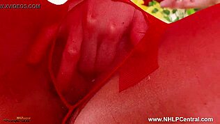 Brunette goda masturbasi pake stoking tipis