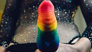 女主爸爸用她巨大的龙鸡巴在POV JOI中挑逗