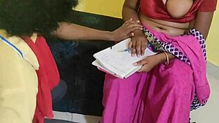 嘿，看这个印度老师在脏兮兮的自制视频里！😜