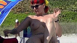 Moglie esibizionista mostra il corpo a un matrimonio in spiaggia