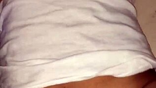 सेक्सी लातीना गर्लफ्रेंड को पीओवी में सोफे पर क्लोजअप में ड्रिल किया गया