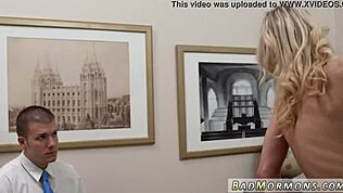 Не могу поверить, что мой парень уговорил меня на этот огромный дилдо в вебкам шоу