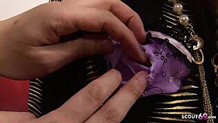 可愛いアジアの若い子が知らない男に服破られて深いプレイ