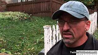 توينكس يقومون بمص قوي في إباحية مثلية