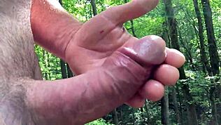 Горещи и възбудени в летната жега навън