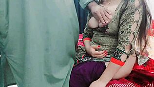 زوجة بنجابية تستمتع بزوجها الديوث في حركة قوية