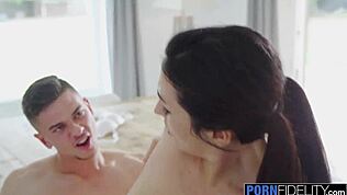 हे, देखो ये डार्क-हेयर वाली व्होर रोज ह्यूज कॉक्स प्यार करती है