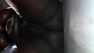 En gloryhole casero milf afroamericana se folla el coño duro