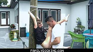 يا جوني هانتر، إزاي تشعر مربوطاً بالشجرة وتُدفع من قبل رجل عضلي؟