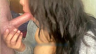 Por que chupo ele antes de gozar nas minhas tetas asiáticas grandes?