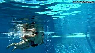 İspanyol Porno Yıldızı Diana Rius Havuz Kenarında Ateşleniyor, Dışarıda Çıplak Eğlence Arzuluyor