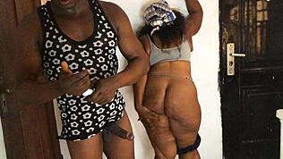 شريط جنسي منزلي: طالب من كينيا ينيك ماما بطيز كبيرة وتنزل بقوة!