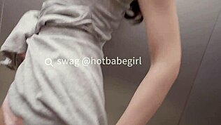 Sıcak kız asansör deliğinde sıkışıp swag live'da ham içe boşalma yaşıyor.