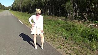 Ich kann nicht aufhören, ihre blonden Strumpfhosen-Beine in dem süßen Outdoor-Kleid anzustarren