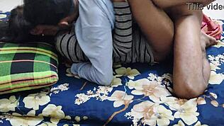 क्यूट एबोनी गर्लफ्रेंड लिविंग रूम में डॉगीस्टाइल से जोर से ड्रिल हो रही है, सेक्स एक्शन कमाल का