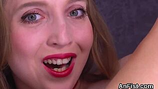 汚いレズビアンの桃がアナルをフィストで広げる