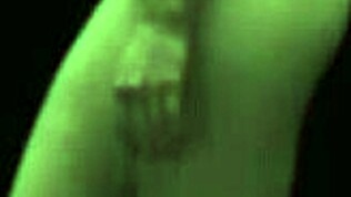 סקרלט ג'והנסון חושפת את הגוף העירום עם ציצים ותחת