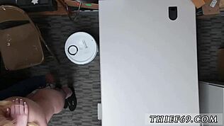 Сексапилна полицайка хваща дребна 18+ блондинка 18+ крадла в униформа