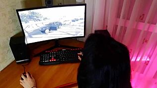 ゲームで怒った女の子がベイブパートナーとハードコアセックス