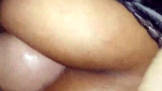 Latinska lepotica jeze na velik tič z veliko ritjo.