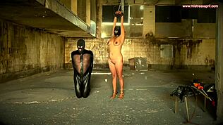 Dominatrix Mistress April Martelt Slaaf in Blokhuis met Hardcore Lijden