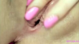 זונה רוכבת חזק על זין על המיטה שלה