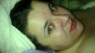 दोस्त की बीवी को चोदते हुए चौंकाने वाले सेक्स स्कैंडल में पकड़ा गया।