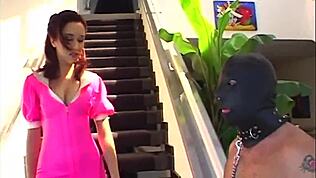 Przy basenie sąsiadka i jej bratowa zapraszają na trójkąt, ruchamy wszystkie dziury i się pocimy