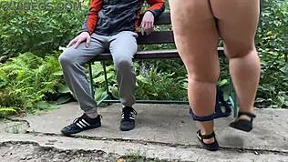 Frække milfs våde trusser gennemblødt efter kinky golden shower