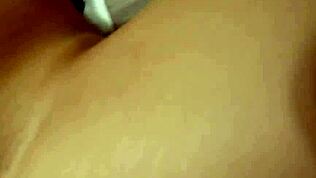 شابة هاوية تمص الزب كأنها محترفة!