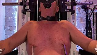 ¡Ey, mira a la Dominatrix Mistress April fisteando a Piggy profundo en el matadero!