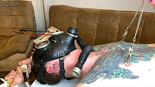 嘿，看Dominatrix Nika用BDSM折磨奴隶乳头，痛得呻吟！