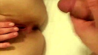 V téhle domácí POV scéně brunetka Alycia cucá čurák než si ho strčí hluboko do prdeli.