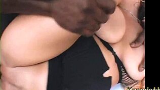 Brenda стените докато чудовищният кур я ебе жестоко. Вземат й facial от големия черен кур