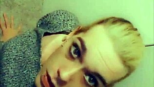 Lepotna trans v nogavicah in perilu seksi draži kurvičino telo