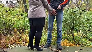 Hé, kijk naar deze hete milf in panty en rok die een pik grijpt buiten terwijl ze plast