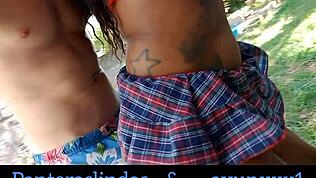 Ayun ve Panteras Lindas Bahçede Flört Ediyor, Vücutlarını Yaklaştırarak