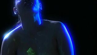 Η Ασιατική MILF Jessica τρίβει την ποούτσα της με γυάλινο δονητή!