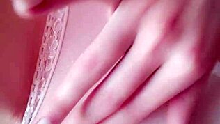 गर्लफ्रेंड को उसके बॉयफ्रेंड के दूर होने पर ठोका, उनके कोजी अपार्टमेंट में चोरी-छुपे मजा आया