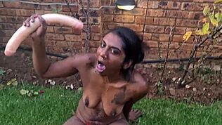 אני נחנקת חזק על הדילדו ההודי הזה בגינה שלי