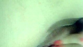 Žena čuti intenzivno užitek med samo masturbacijo.