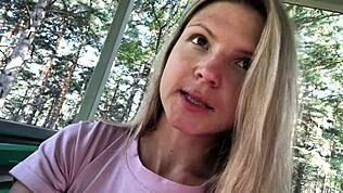 Слабичка млада курва в домашно интеррасово твърдо ебане