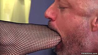 ميلف بصدر عملاق تسيطر وتعذب الرجل المربوط بديلدو