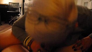 ik hou van het kussen van haar grote tieten voor de blowjob