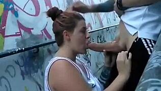 Babe Amatir Kasih Blowjob Basah di Jalan Umum ke Orang Asing