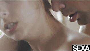 वाह! बस्टी मॉडल अपने लवर के बड़े लंड को चूसती और जोर से चुदती है!