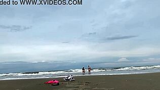 Camila Vegas arrasa na foda pública na praia!